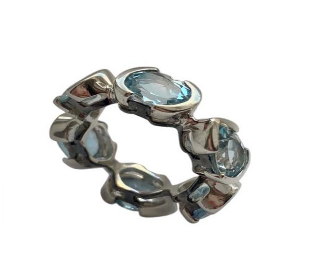 Carole Guez Single Band in Cold Hues