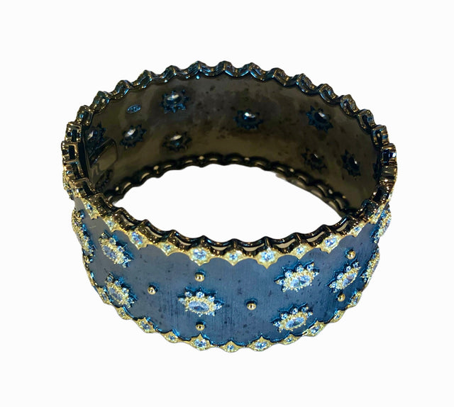 Brushed Design Bangle in Gold color