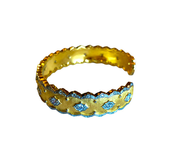 Small antique design Trentino cuff in gold color