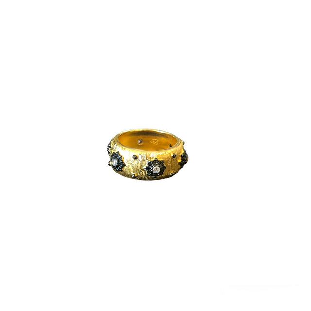 Gold antique ring with black details