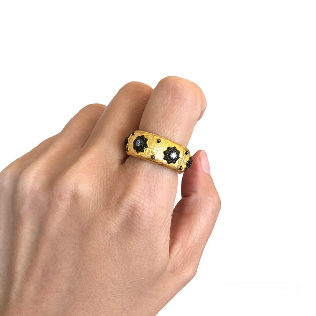 Gold antique ring with black details